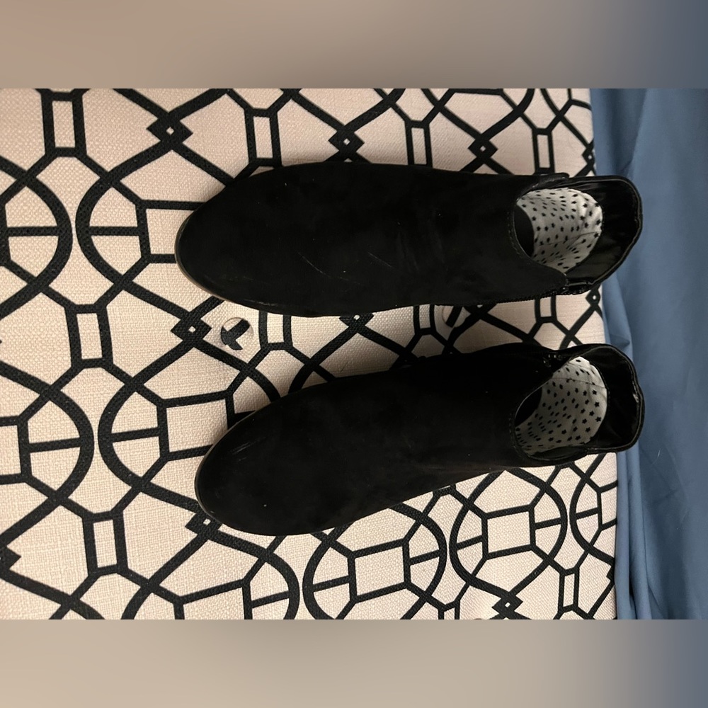 Cat & Jack; size 4; smoke free home; worn a few times -grew out of them